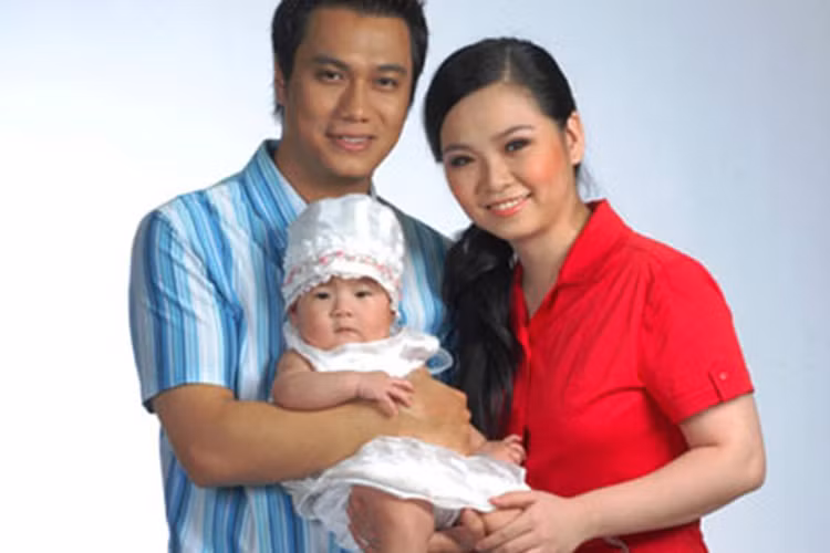 Khi Việt Anh đóng bộ phim "Gió nghịch mùa", anh vướng tin đồn phim giả tình thật với Lý Nhã Kỳ. Bản thân Thùy Linh khẳng định cô không ghen hình ảnh Việt Anh tình tứ bên bạn diễn và tin tưởng ông xã. Thế nhưng vào năm 2010, Việt Anh và Thùy Linh chính thức ly hôn. Ảnh: Thế giới văn hóa