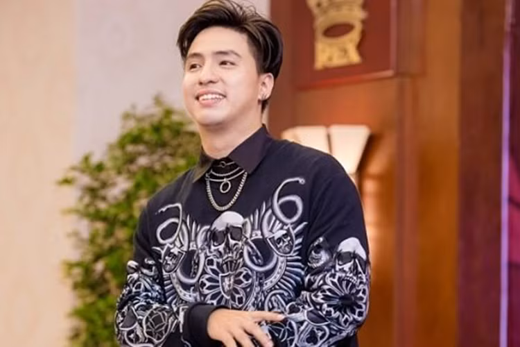 Mới đây, một ca sĩ 20 tuổi giấu danh tính tố bị ông bầu cũ gạ tình, đánh đập, đuổi ra khỏi nhóm nhạc. Dân mạng đặt nghi vấn chàng trai ca sĩ này là Minkook - cựu thành viên nhóm Zero 9 còn ông bầu bị tố được cho là Tăng Nhật Tuệ. Ảnh: Phụ nữ pháp luật