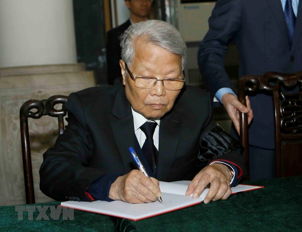 Lãnh đạo Đảng, Nhà nước viếng ông Nguyễn Đức Bình - Hình 11 Lanh dao Dang, Nha nuoc vieng ong Nguyen Duc Binh-Hinh-11