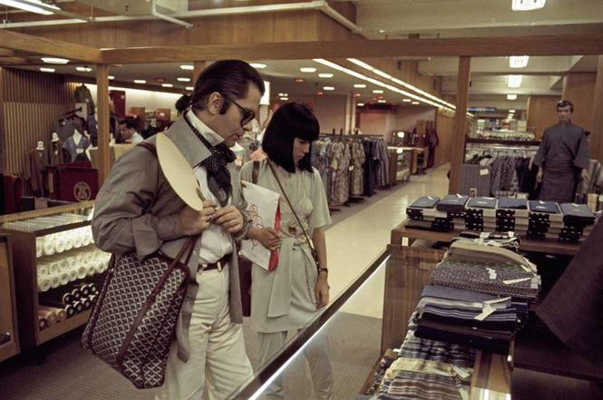 Ông đến Nhật Bản vào năm 1977. Ông không bỏ qua cơ hội tìm hiểu văn hóa thời trang của cường quốc châu Á.