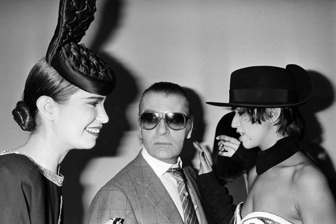 Lagerfeld cùng các người mẫu tại show thời trang Chanel Thu - Đông năm 1985.