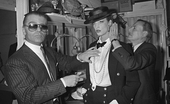 Hậu trường trong show diễn của Lagerfeld tại Chanel.