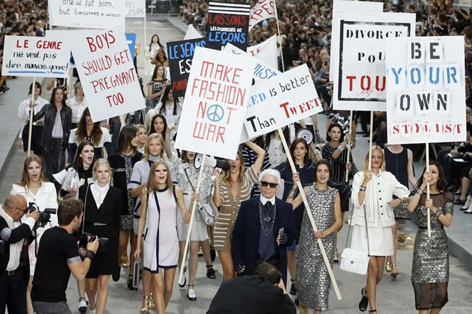 Dàn người mẫu vây quanh Lagerfeld tại show Xuân - Hè của Chanel năm 2015, lấy chủ đề "phản kháng".