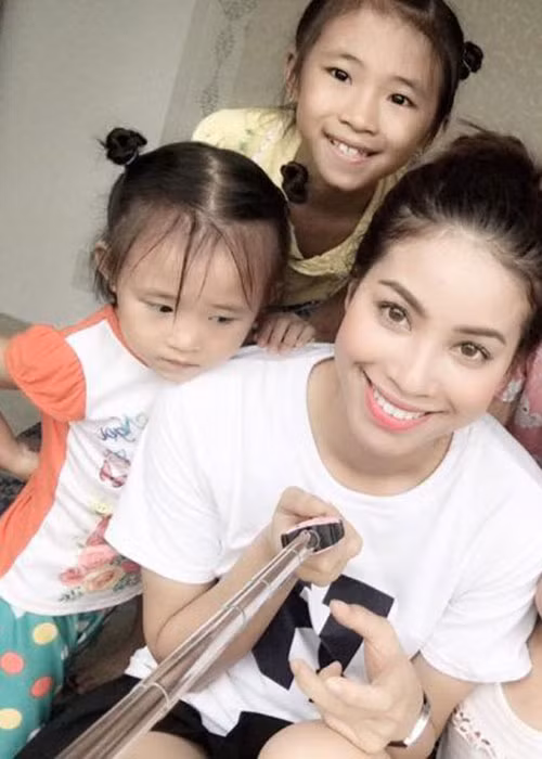 Bản thân Phạm Hương tự nhận ngoài đời cô rất giản dị, đơn giản. Ảnh: FBNV