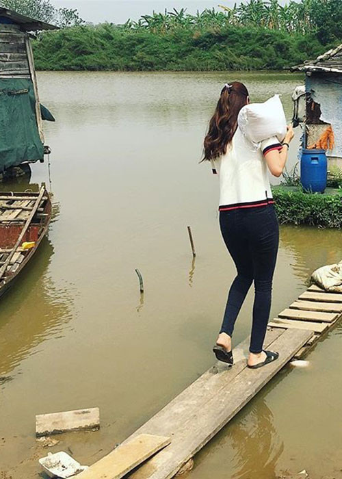 Nàng hoa hậu gốc Hải Phòng khá tích cực tham gia các hoạt động từ thiện.