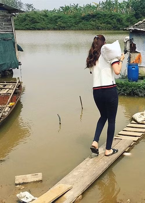 Nàng hoa hậu gốc Hải Phòng khá tích cực tham gia các hoạt động từ thiện.