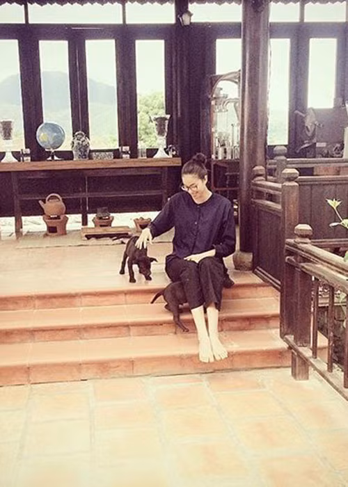 Phạm Hương sống khá khép kín nên không có nhiều bạn bè trong showbiz.