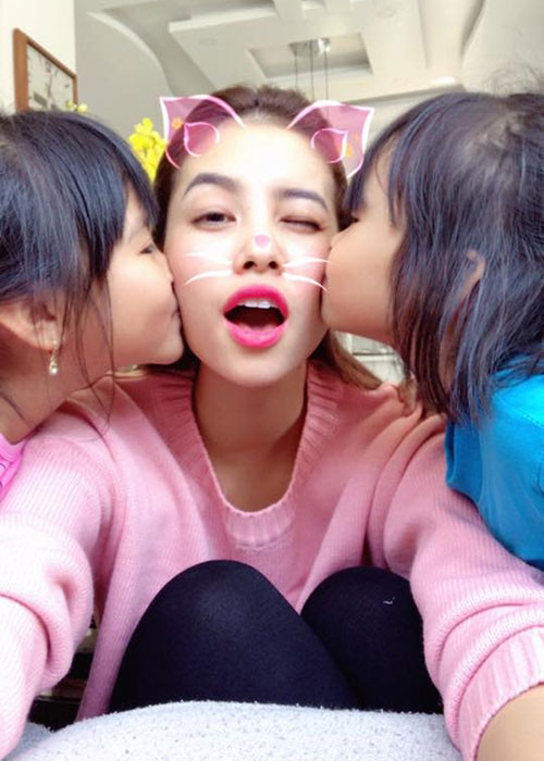 Người đẹp sinh năm 1991 luôn gần gũi với các cháu khi về nhà.