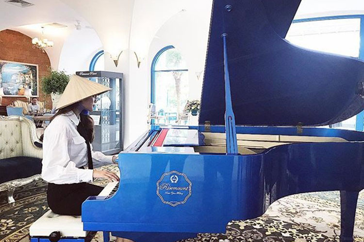 Khi rảnh rỗi, Hoa hậu Phạm Hương có sở thích đánh đàn, ca hát.