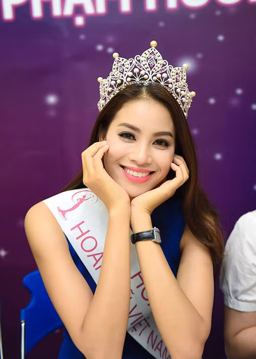 Phạm Hương luôn giấu đi sự mệt mỏi để luôn xuất hiện rạng rỡ trước khán giả. Ảnh: Khám phá