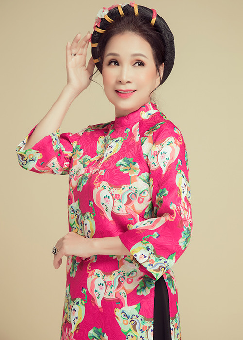 Năm 20 tuổi, cô có vai chính đầu tiên trong vở "Tình ca" của đạo diễn Bạch Lan.