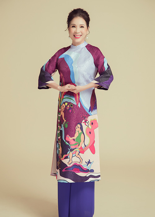 Nữ nghệ sĩ chia sẻ: “Là người đồng hành cùng áo dài, quả thực tôi đã mặc áo dài suốt 40 năm. Tôi nhớ có những năm tháng mình tìm áo dài ở các trường học không ra, bây giờ thì cứ mỗi buổi chiều về thấy các em trong tà áo dài tung bay, những tà áo tung bay lúc tan trường như những cánh bướm rất là đẹp. Và điều đó làm tôi xúc động lắm”.