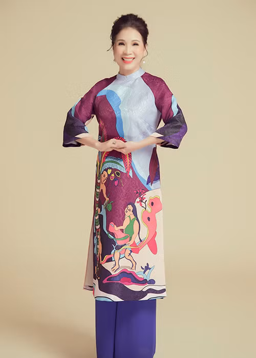 Nữ nghệ sĩ chia sẻ: “Là người đồng hành cùng áo dài, quả thực tôi đã mặc áo dài suốt 40 năm. Tôi nhớ có những năm tháng mình tìm áo dài ở các trường học không ra, bây giờ thì cứ mỗi buổi chiều về thấy các em trong tà áo dài tung bay, những tà áo tung bay lúc tan trường như những cánh bướm rất là đẹp. Và điều đó làm tôi xúc động lắm”.