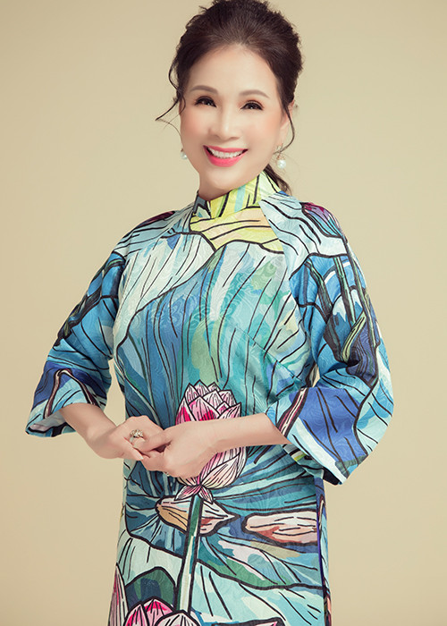 Hình ảnh NSƯT Kim Xuân rạng rỡ trong tà áo dài.