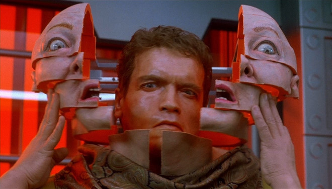 Douglas Quaid trong Total Recall (Truy tìm ký ức) bản 1990: Ở một cảnh quay trong Total Recall, để trốn khỏi hải quan mà không bị phát hiện, nhân vật Douglas Quaid (Arnold Schwarzenegger) phải ngụy trang. Thay vì một bộ ria mép giả hoặc một chiếc mũ lớn, Quaid chọn một bộ đồ của phụ nữ. Không may rằng sau đó bộ đồ gặp trục trặc, phần đầu của anh bị lộ ra ngoài. Nhưng đó dường như là bộ phận cơ thể được tạo bởi cao su kết hợp CGI với biểu cảm khó chịu thay vì khuôn mặt thật của Schwarzenegger.