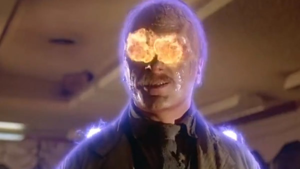 Walter Jenning trong Howard The Duck: Trong phim, có phân đoạn cơ thể nhân vật Walter Jenning bị chiếm hữu bởi một người ngoài hành tinh. Nhờ đó mà anh sở hữu sức mạnh đáng nể như điều khiển đồ vật bằng ý nghĩ, phóng lửa chỉ bằng một cái liếc mắt đơn giản… Nghe thì có vẻ đây sẽ là một phân cảnh hành động đỉnh cao xứng tầm một bộ phim bom tấn. Nhưng tất cả đã đổ bể do nhà làm phim dùng kỹ xảo quá vụng. Điều tồi