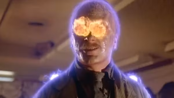 Walter Jenning trong Howard The Duck: Trong phim, có phân đoạn cơ thể nhân vật Walter Jenning bị chiếm hữu bởi một người ngoài hành tinh. Nhờ đó mà anh sở hữu sức mạnh đáng nể như điều khiển đồ vật bằng ý nghĩ, phóng lửa chỉ bằng một cái liếc mắt đơn giản… Nghe thì có vẻ đây sẽ là một phân cảnh hành động đỉnh cao xứng tầm một bộ phim bom tấn. Nhưng tất cả đã đổ bể do nhà làm phim dùng kỹ xảo quá vụng. Điều tồi