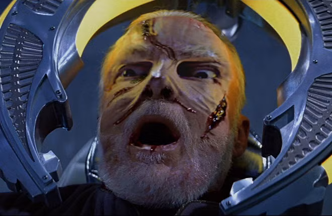 Matthew Dougherty trong Star Trek: Insurrection (Du hành giữa các vì sao): Với ngân sách làm phim “khủng”, Star Trek được kỳ vọng sẽ đem lại hiệu ứng kỹ xảo mượt mà nhưng kết quả thì ngược lại. Gần cuối phim, nhân vật Matthew Dougherty do Anthony Zerbe thủ vai bị nhốt trong một cỗ máy được thiết kế để kéo căng da thịt con người. Chiếc máy sau đó được kích hoạt, khuôn mặt của Dougherty nứt ra, làn da chảy xệ xuống hai bên mặt. Thay vì đáng sợ, khuôn mặt của nam diễn viên Anthony Zerbe lại trở nên đáng thương và gây cười nhiều hơn vì kỹ xảo thô vụng, giả tạo.