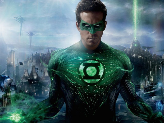 Hal Jordan trong Green Lantern (Đèn lồng xanh): Một trong những điều gây tranh cãi nhất ở bộ phim là diện mạo Green Lantern của Ryan Reynolds. Bộ đồ bó sát xanh sáng chói, giả tạo và lòe loẹt là điểm trừ lớn nhất trên cơ thể của Ryan. Chỉ cần nhìn vào đường viền mờ ảo giữa phần cổ của Green Lantern và bộ trang phục, khán giả có thể dễ dàng nhận ra đó là sản phẩm của công nghệ CGI. Chiếc mặt nạ thậm chí còn tệ hơn. Nó khiến đôi mắt của nam diễn viên sáng lên như mắt mèo mỗi khi anh sử dụng sức mạnh của mình.