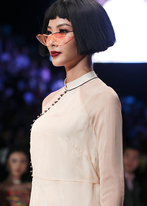 Ngoài nhan sắc, Á hậu Hoàng Thùy còn được đánh giá cao về kỹ năng trình diễn. Với 8 năm trong nghề người mẫu, chân dài sinh năm 1992 đến nay luôn tự tin làm chủ sàn diễn trong quốc lẫn quốc tế.