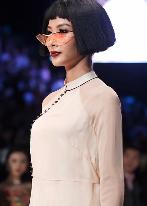 Ngoài nhan sắc, Á hậu Hoàng Thùy còn được đánh giá cao về kỹ năng trình diễn. Với 8 năm trong nghề người mẫu, chân dài sinh năm 1992 đến nay luôn tự tin làm chủ sàn diễn trong quốc lẫn quốc tế.