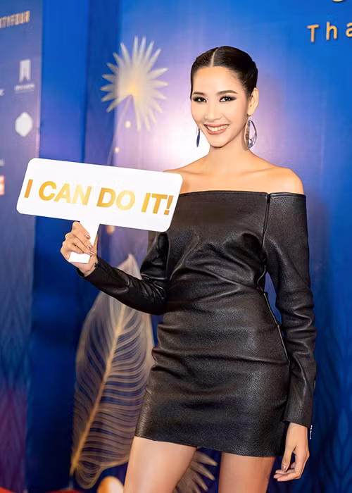 Theo Zing, câu nói của Hoàng Thùy đã bị dịch sai. Cụ thể, trong clip cô nói: "Tôi quyết định tham gia Hoa hậu Hoàn vũ Việt Nam" nhưng lại bị dịch sai lệch "Tôi nhận được quyết định là đại diện Việt Nam tại sân chơi Miss Universe".