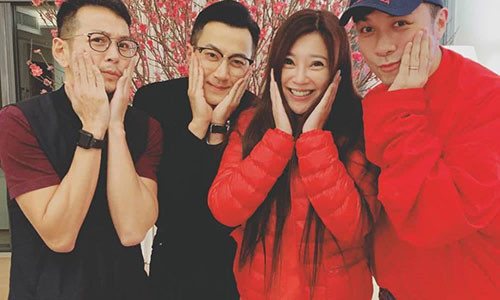 Sau khi ly hon, Luu Khai Uy vui ve tu tap ban be ngay Tet