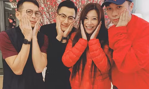 Sau khi ly hon, Luu Khai Uy vui ve tu tap ban be ngay Tet