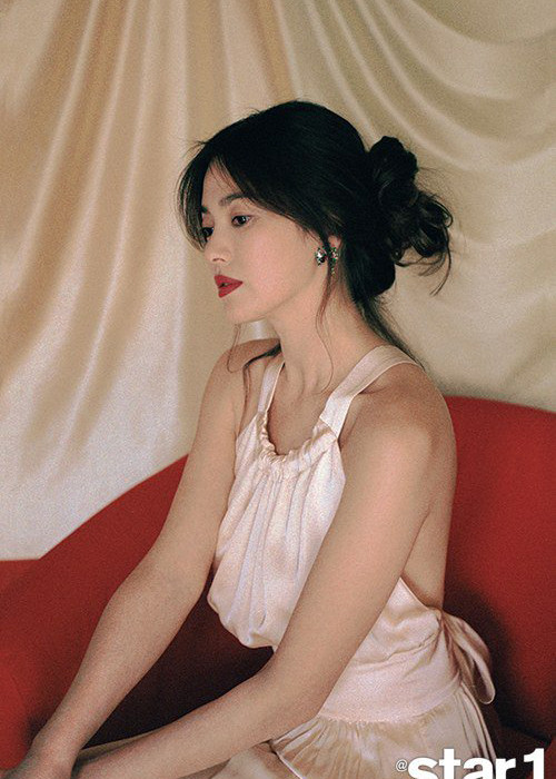 Bà xã của Song Joong Ki khoe vai trần gợi cảm khi chụp ảnh tạp chí. Ảnh: Khám phá