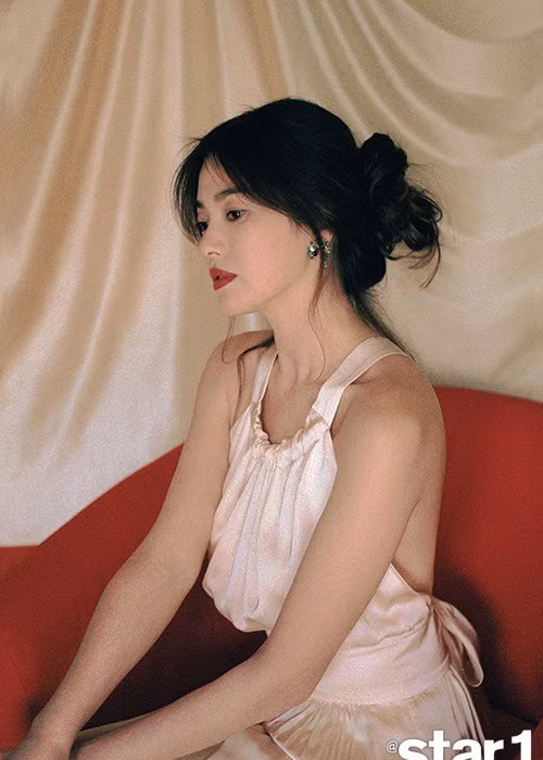 Bà xã của Song Joong Ki khoe vai trần gợi cảm khi chụp ảnh tạp chí. Ảnh: Khám phá