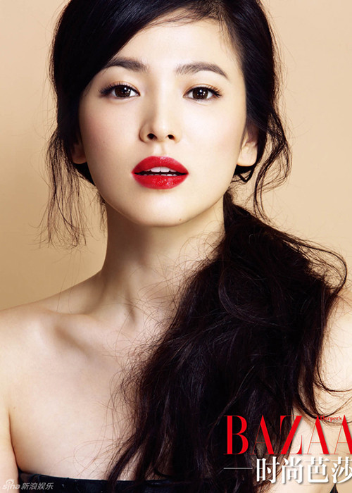 Bà xã của Song Joong Ki gắn liền với hình ảnh thanh lịch, kín đáo nhưng vẫn không hiếm lần xuất hiện đầy gợi cảm. Ảnh: VTV