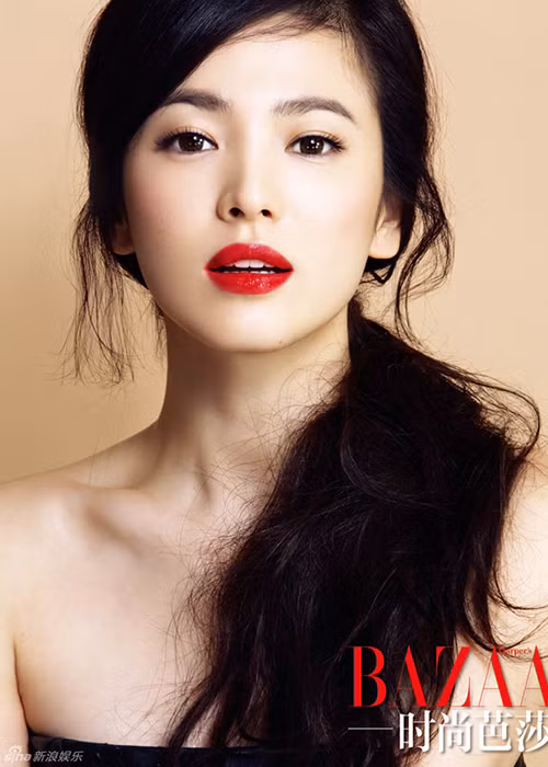 Bà xã của Song Joong Ki gắn liền với hình ảnh thanh lịch, kín đáo nhưng vẫn không hiếm lần xuất hiện đầy gợi cảm. Ảnh: VTV