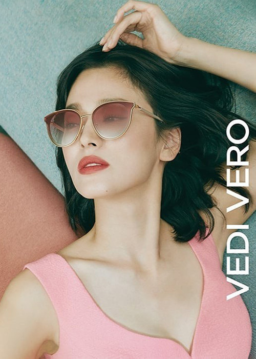 Song Hye Kyo thường mặc khoe vẻ quyến rũ khi chụp ảnh tạp chí hay quảng cáo sản phẩm. Ảnh: Saostar