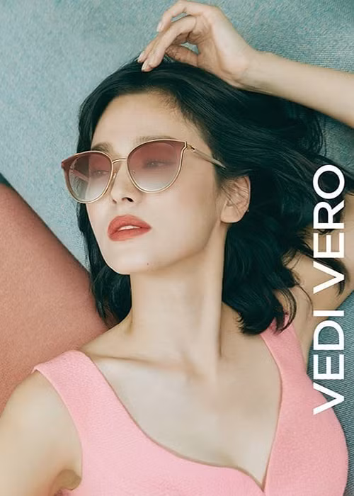 Song Hye Kyo thường mặc khoe vẻ quyến rũ khi chụp ảnh tạp chí hay quảng cáo sản phẩm. Ảnh: Saostar