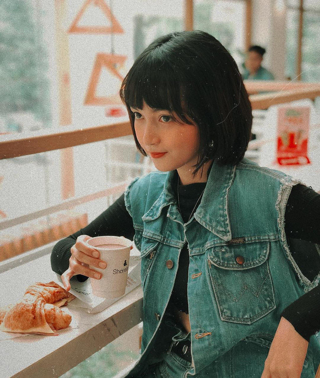 Mai Kỳ Hân: Ít ai ngờ rằng cô gái sở hữu ngoại hình trẻ trung này sinh năm 1995 (24 tuổi). Do cao 1,58 m, Mai Kỳ Hân thường được gọi với biệt danh "hot girl nấm lùn". 9X sở hữu đôi mắt to tròn cùng đôi môi chúm chím, được nhiều cửa hàng thời trang online ưa thích, thường xuyên mời chụp ảnh lookbook.