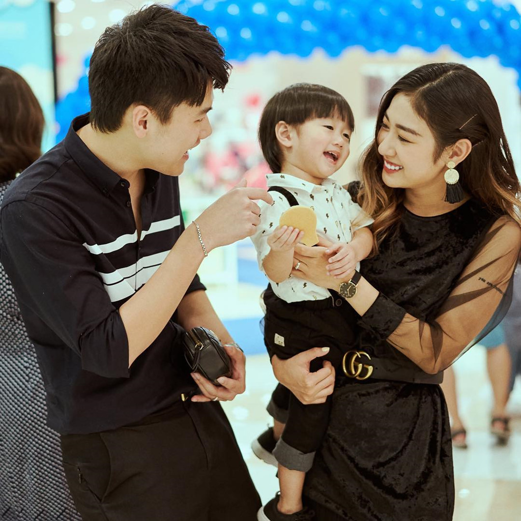 Sau 3 năm kết hôn, Trang Lou vẫn giữ được vóc dáng cùng nhan sắc tươi trẻ đáng ngưỡng mộ. 9X thường xuyên đăng ảnh vui vẻ bên chồng con lên mạng xã hội. Cô nàng tuổi Hợi cùng chồng được xem như gia đình bỉm sữa nổi tiếng nhất trong giới trẻ Việt, bên cạnh Nam Thương - Ba Duy, Heo Mi Nhon - Kiên Hoàng.