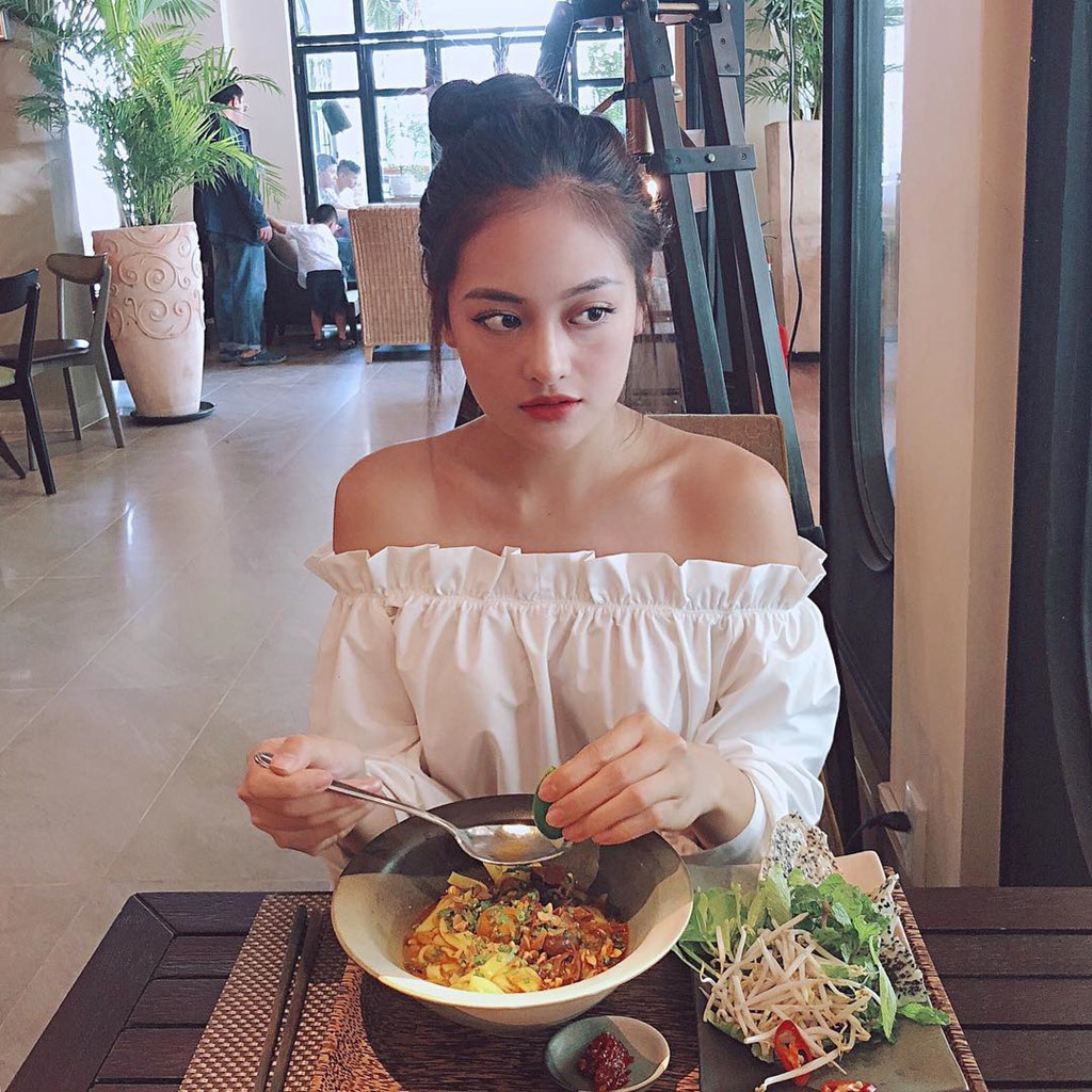 Thùy Anh: Bộ phim sitcom học đường Bộ tứ 10A8 đưa Thùy Anh đến gần khán giả truyền hình. Một thời gian sau, cô gái sinh năm 1995 đăng ký vào Học viện Ngân hàng. Chia sẻ về chuyện học ngành không liên quan đến diễn xuất, Thùy Anh cho biết cô muốn khán giả biết đến mình là diễn viên có học thức. Sau nhiều năm, 9X ngày càng xinh đẹp và gây ấn tượng với dân mạng, đặc biệt là đôi mắt to tròn cùng phong cách gợi cảm.