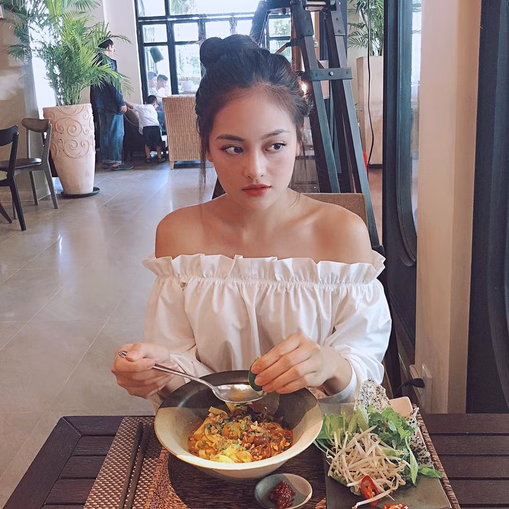 Thùy Anh: Bộ phim sitcom học đường Bộ tứ 10A8 đưa Thùy Anh đến gần khán giả truyền hình. Một thời gian sau, cô gái sinh năm 1995 đăng ký vào Học viện Ngân hàng. Chia sẻ về chuyện học ngành không liên quan đến diễn xuất, Thùy Anh cho biết cô muốn khán giả biết đến mình là diễn viên có học thức. Sau nhiều năm, 9X ngày càng xinh đẹp và gây ấn tượng với dân mạng, đặc biệt là đôi mắt to tròn cùng phong cách gợi cảm.