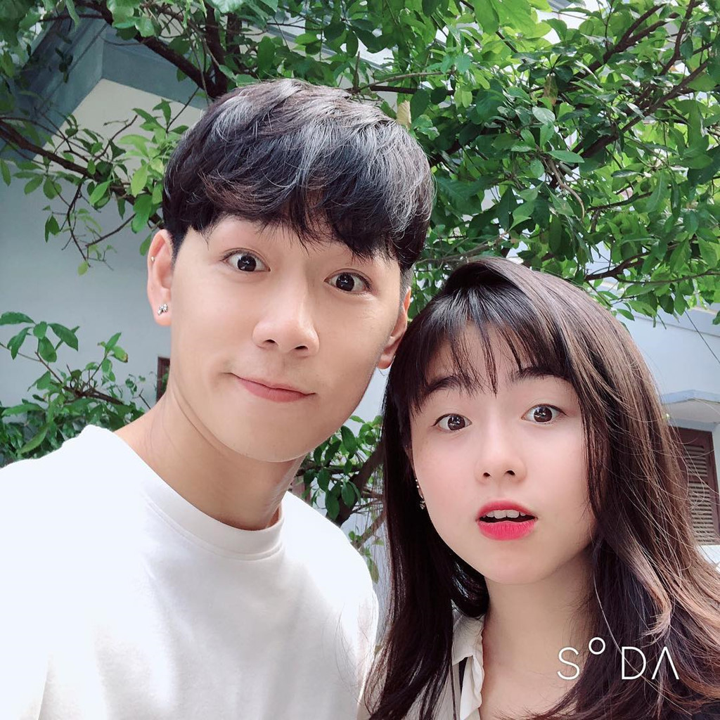 Chuyện tình giữa nữ sinh ĐH Sân khấu Điện ảnh và hot boy "đẹp trai mới có nhiều đứa yêu" Ba Duy từng "gây bão" một thời. Kết quả, họ đã kết hôn và cho ra đời bé Đậu dễ thương. Sau 3 năm "theo chồng bỏ cuộc chơi", Nam Thương vẫn giữ được vẻ trẻ trung, xinh xắn