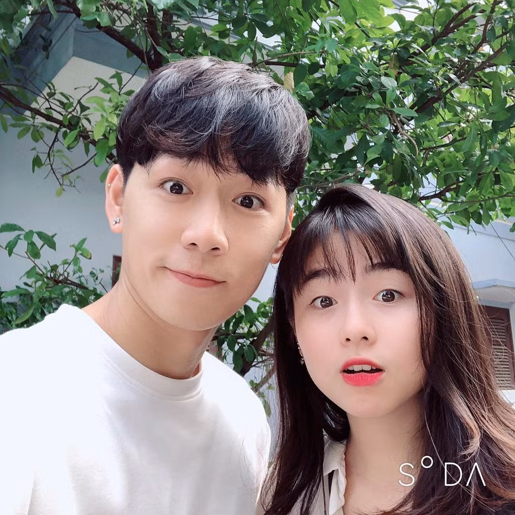 Chuyện tình giữa nữ sinh ĐH Sân khấu Điện ảnh và hot boy "đẹp trai mới có nhiều đứa yêu" Ba Duy từng "gây bão" một thời. Kết quả, họ đã kết hôn và cho ra đời bé Đậu dễ thương. Sau 3 năm "theo chồng bỏ cuộc chơi", Nam Thương vẫn giữ được vẻ trẻ trung, xinh xắn