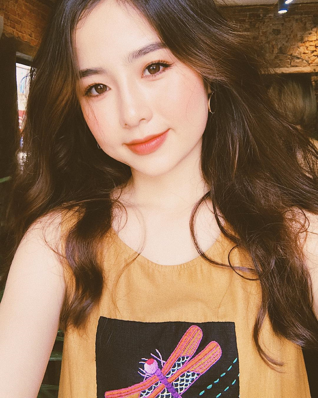 Nam Thương: 9X đến từ Thanh Hóa từng tham gia cuộc thi Miss Teen 2011 và nhanh chóng được nhiều người yêu mến. Nam Thương ghi dấu ấn với gương mặt bầu bĩnh, nụ cười tươi tắn. Sau hơn 7 năm được giới trẻ biết đến, cô gái sinh năm 1995 vẫn giữ được nét tươi trẻ như những ngày đầu.