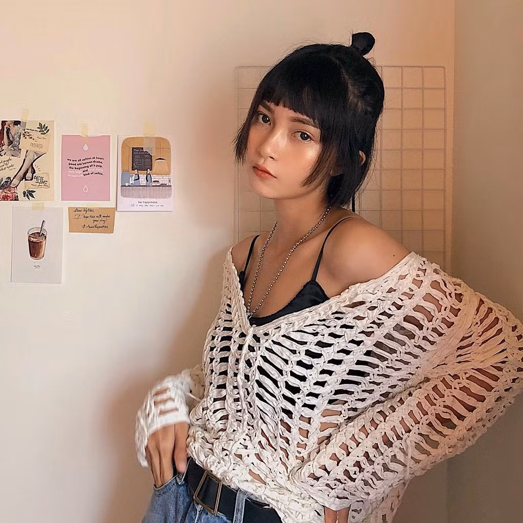 Không chỉ sở hữu ngoại hình trẻ trung, Mai Kỳ Hân có gout thời trang khá chất, không đóng khung bản thân vào phong cách nhất định, có thể biến hóa từ cổ điển đến gợi cảm. Mới đây, 9X xuất hiện cùng bạn trai Long Trần trong bộ ảnh tình cảm. Đây là cặp hot teen mới nổi đang được giới trẻ yêu mến và có nhiều lượt theo dõi trên mạng xã hội.