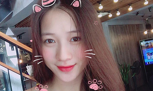 Trâm Anh: Nổi lên từ bức ảnh chụp tại lễ bế giảng trường THPT Phan Đình Phùng (Hà Nội), Trâm Anh nhanh chóng trở thành hot girl Việt được giới trẻ yêu thích. Không chỉ sở hữu vẻ đẹp ngọt ngào, 9X còn được mến mộ bởi đời tư sạch, không vướng vào lùm xùm tình ái như các hot girl cùng thời.