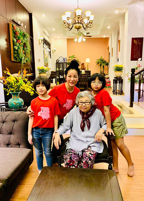 Thúy Nga đón Tết ở Việt Nam một phần cũng vì muốn con gái hiểu biết được tập tục, văn hóa đón Tết ở Việt Nam.