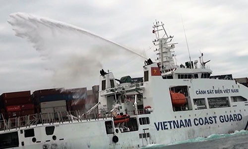 Tau hang nuoc ngoai chay tren bien Ninh Thuan, nguy co tran dau