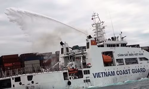 Tau hang nuoc ngoai chay tren bien Ninh Thuan, nguy co tran dau