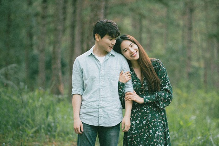 Tháng 8/2018, Nam Em gây chú ý khi tiết lộ đang tìm hiểu Wook Suk Jung - bạn diễn người Hàn Quốc trong MV của cô. Ảnh : NVCC