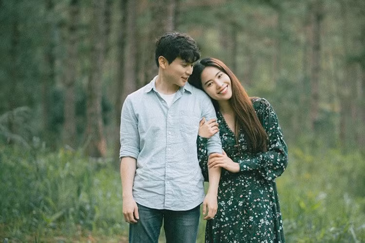 Tháng 8/2018, Nam Em gây chú ý khi tiết lộ đang tìm hiểu Wook Suk Jung - bạn diễn người Hàn Quốc trong MV của cô. Ảnh : NVCC