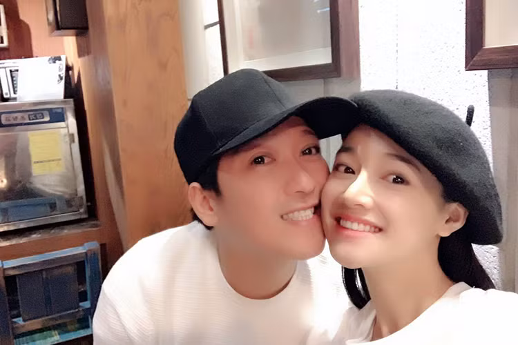 Vốn kín tiếng nên cặp đôi rất hiếm lần chia sẻ cuộc sống hôn nhân của mình. Ảnh: FBNV