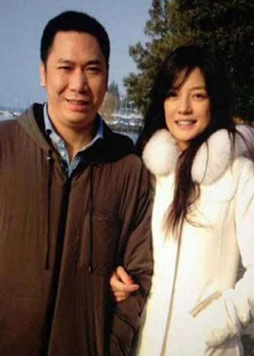 Theo những đồn đoán, Triệu Vy và Huỳnh Hữu Long đã ly thân được 1 năm. Được biết, tin đồn xuất phát từ việc Huỳnh Hữu Long vắng mặt trong ngày đóng máy bộ phim mới do Triệu Vy làm đạo diễn, cả hai cũng không còn tương tác trên mạng xã hội.